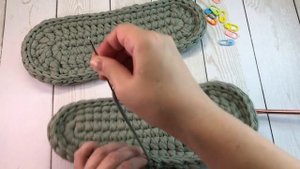 Как связать верх тапочек, приклеить стельку к подошве,