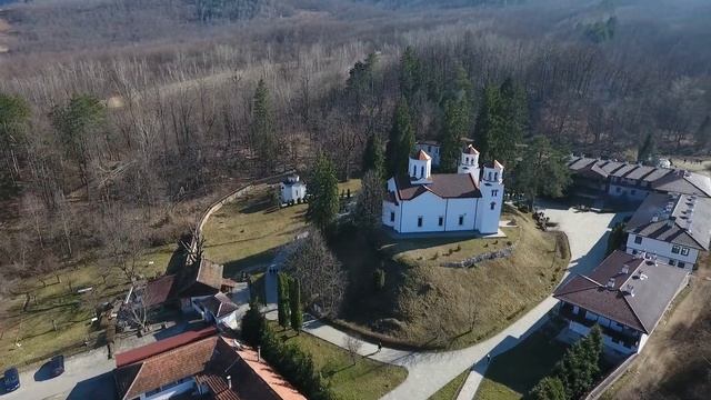 Църквата “Св. Св. Кирил и Методий” заема централната част в Клисурския манастир смотреть онлайн
