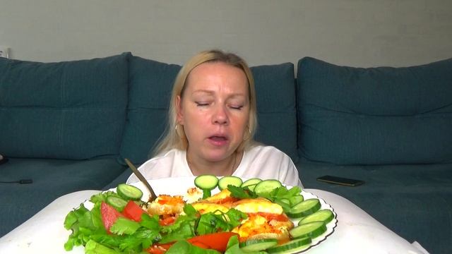 Мукбанг  курица по французски, овощи.еда на камеру.