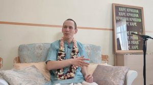 Чем отличаются вайшнавы от брахманов. 
Турья Джаядев д