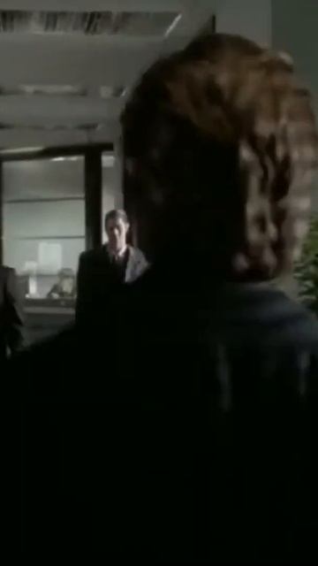 Кристиан Бэйл идёт под standing here смотреть онлайн