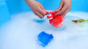 Про машинки - Гонки или куличики? Вспыш, Робокар Рой и Маквин в Детском садике