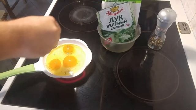 Пышная яичница на завтрак из трёх яиц. Сковорода GIPFEL в действии. смотреть онлайн