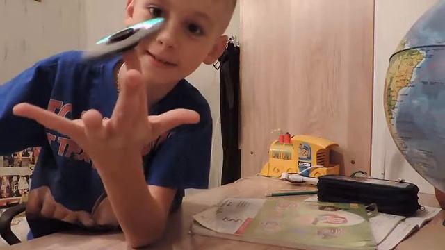 Спиннеры обзор  место английского языка играю смотреть онлайн