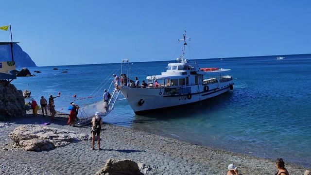 Обстановка на пляже в Крыму. Балаклава, Севастополь. смотреть онлайн