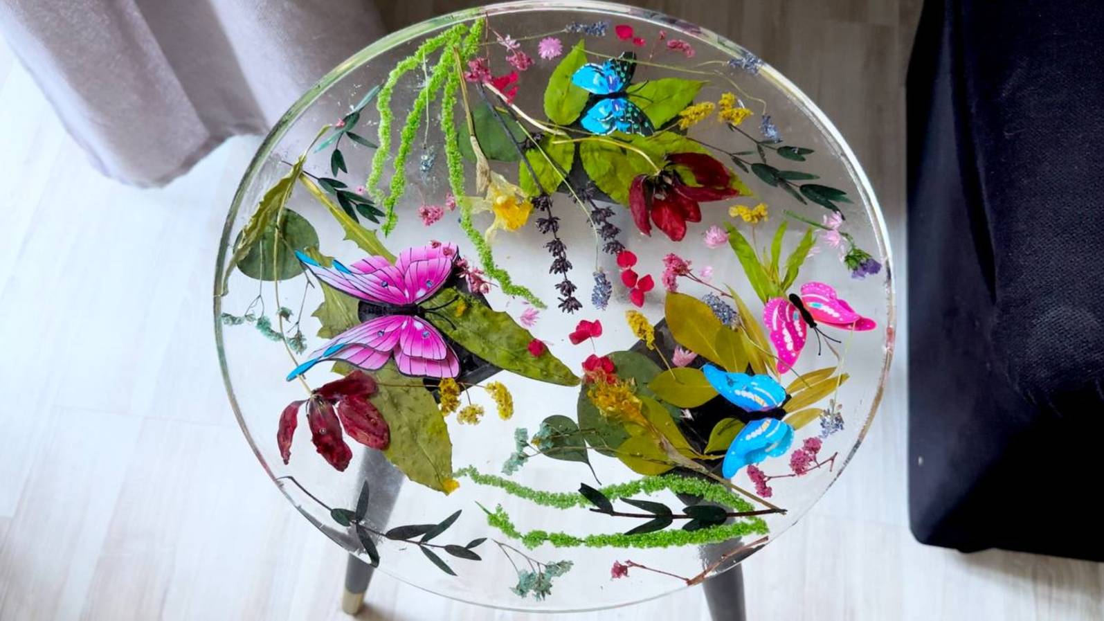 Прозрачный стол из смолы с цветами и бабочками – магия в интерьере! смотреть онлайн
