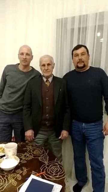 Миленин. М. И в гостях на нашей пасеке делиться опытом по изоляции маток.