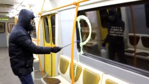 В метро разрисовывает вагоны ! Просто жестит чел) граффити