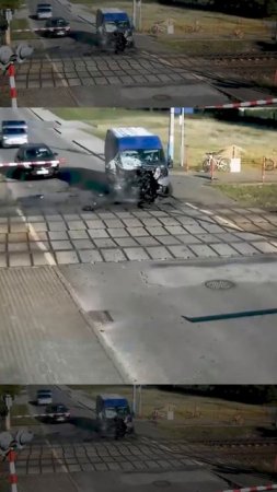 Уступайте дорогу поездам!