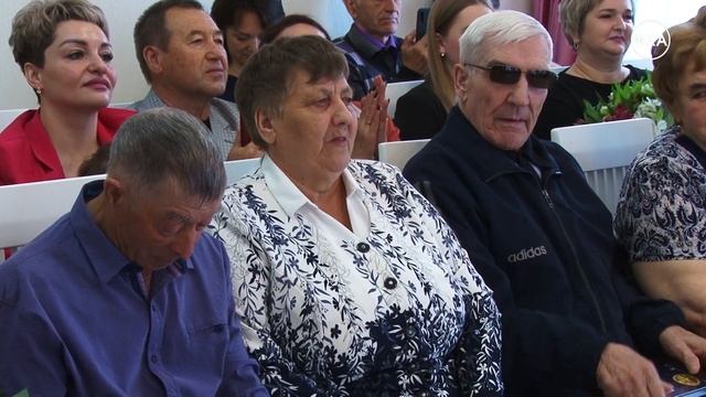 В Охинском ЗАГСе чествовали пары с многолетним брачным стажем смотреть онлайн