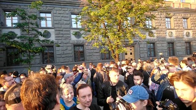 Сумасшедшая баба из секты Льва Пономарёва набросилась на прохожих возле здания ФСБ смотреть онлайн