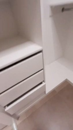 Прихожая с невидимкой гардеробной