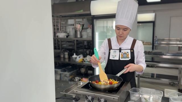 19 ХантыМансийский автономный округ- ЮграСтерлядь кольчиком на овощной подушке с муссом из цветной