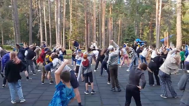 ЗАРЯДКА В ДЕТСКОМ ЛАГЕРЕ "ИСКРА" 3 СМЕНА 2022 г. ВСЕ ОТРЯДЫ. КАК ПРОХОДИТ СПОРТИВНОЕ УТРО У ДЕТЕЙ.