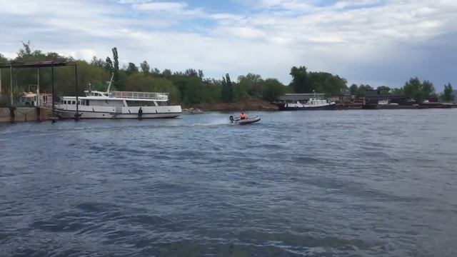 Первое испытание 4-х тактного лодочного мотора смотреть онлайн