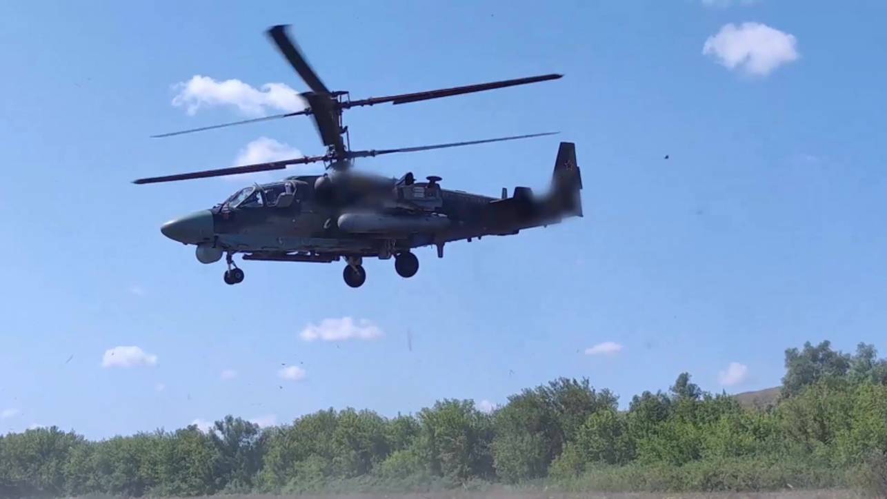 Ка-52М ударил по «опорнику» ВСУ. Лучшее видео из зоны СВО