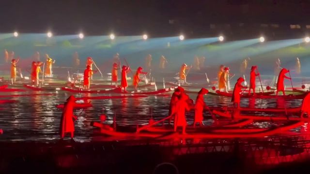 Чтобы увидеть это представление китайцы тысячами приезжают каждый вечер в этот город! смотреть онлайн