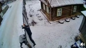 В Янауле мужчина провисел вниз головой на заборе два ч