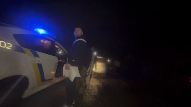 В Бучачі поліція зупинила нетверезого водія, який пробував порішати за 700 Євро смотреть онлайн