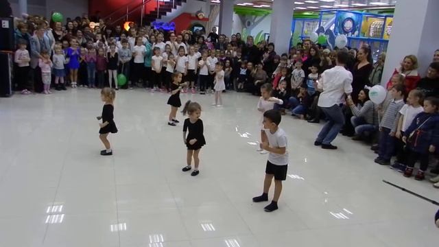 Первое выступление малышей на открытие центра Грюнвальд смотреть онлайн