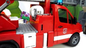 Пожарная машинка тушит пожар - Щенячий патруль Маршал и Видео с игрушками про Детский садик Капуки