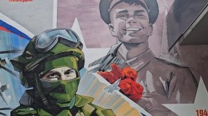 Стену дома на Тайнинской улице украсили композицией ко Дню Победы (май 2025)