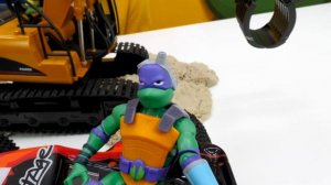 Черепашки НИНДЗЯ в бассейне с шариками - Игрушки в детском садике - Игры для детей