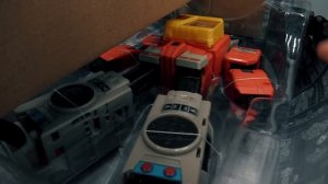 Оптимус Прайм и Автобот Бластер в магазине игрушек