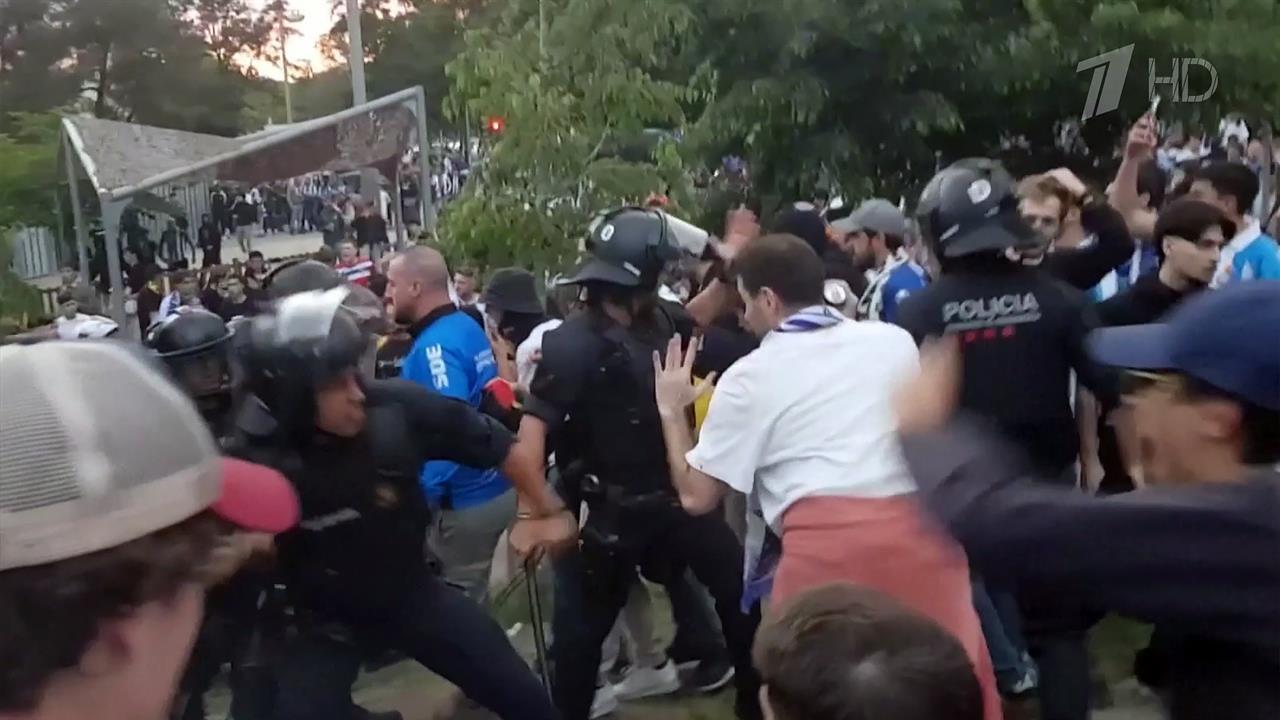 В Испании минимум 13 человек пострадали в результате ЧП перед футбольным матчем чемпионата страны