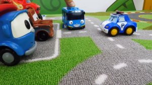 Грузовичок Лёва, Вспыш, Робокар Поли. Игрушки в детском саду. Видео с машинками