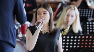 Студентка Академии Ларисы Долиной  Элина Мишиева исполняет песню The Long And Winding Road