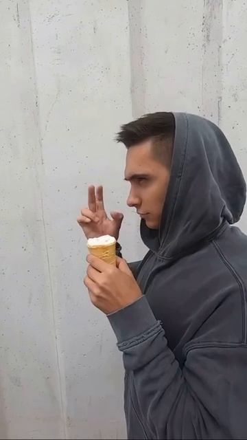 Смешное видео - как едят мороженое 🍦 😂 смотреть онлайн