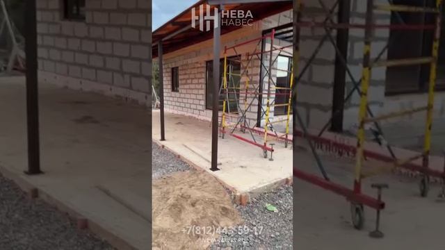 Навес из монолитного поликарбоната коричневого цвета
