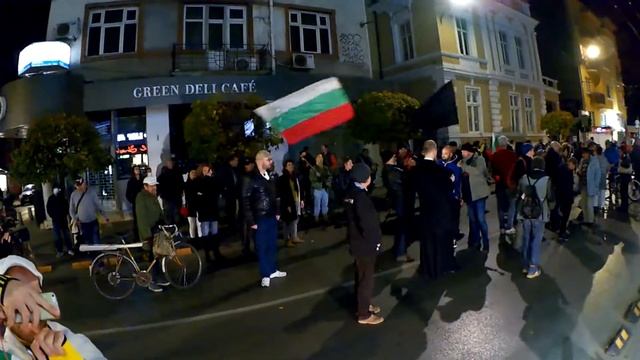 Блокада пред централата на НФСБ ....протести 2020 #ден120 с искане за #оставка на #борисов и #гешев смотреть онлайн