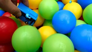 Машинки Маквин, Вспыш, Робокар Поли. Игрушки и Детский сад. Учим овощи в бассейне с шариками