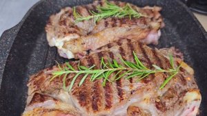 Это САМЫЙ СОЧНЫЙ СТЕЙК из говяжьей корейки на  сковороде гриль который я готовила.