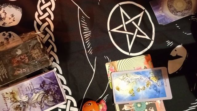 Тема расклада:"Можно ли верить его обещаниям?" смотреть онлайн