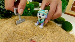 Секреты в песочнице. Человек паук и супергерои в детском садике. Видео с игрушками для детей