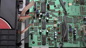 Sony CDP-970 - демонстрация работы и внутреннее устройство .