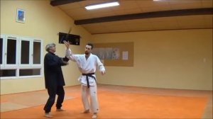 Как выбить нож у нападающего