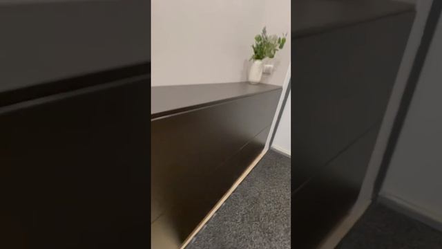 Шикарная прихожая в эмали с интегрированными ручками в золоте