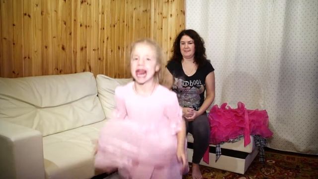 Алиса собирается на утренник и выбирает платье. смотреть онлайн