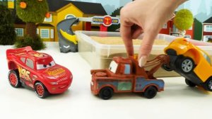 Машинки ТАЧКИ устроили гонки - Машины сказки  из игрушек - Маквин и Круз онлайн