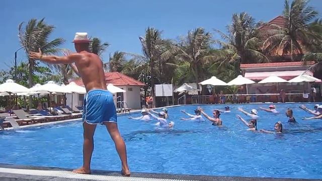 Вьетнам, Муйне, отель DESSOLE Sea Lion Beach Resort, май 2018. Аква-аэробика.