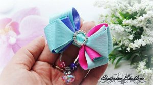 Маленькие бантики с подвесками.