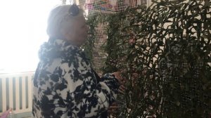 Женщины села Уютное Сакского района плетут для бойцов маскировочные сети...