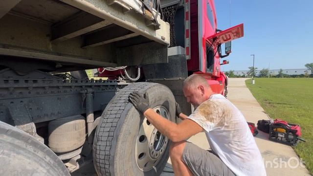 Замена пластиковых проставок между рессорой и рамой Volvo VNL🇺🇸