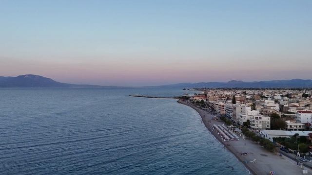 Захватывающий полет на DJI Mini 4 Pro над пляжем в Киато на закате смотреть онлайн