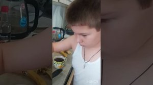 Тима сам жарит банановые оладушки май 25г