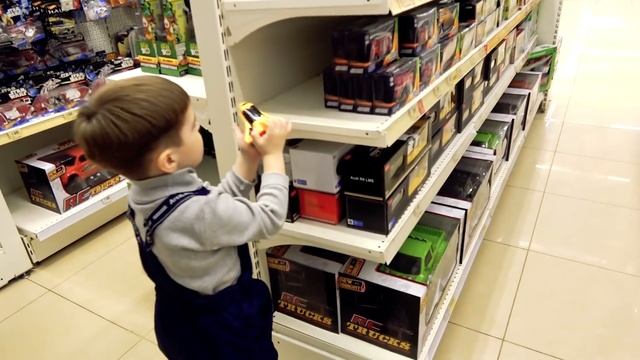 Вадик в магазине детских игрушек. смотреть онлайн